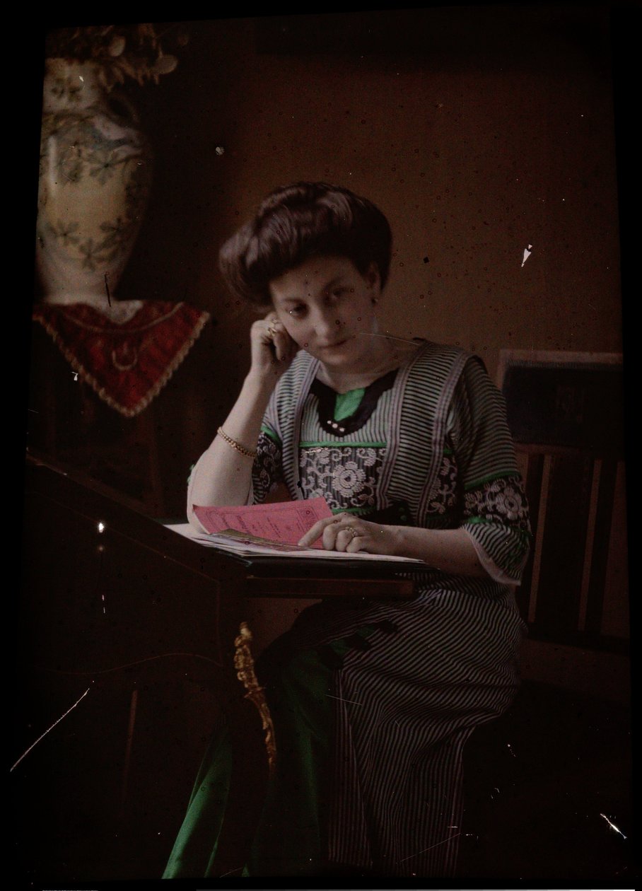 Frau hinter Lesetisch von Johannes Hendrikus Antonius Maria Lutz