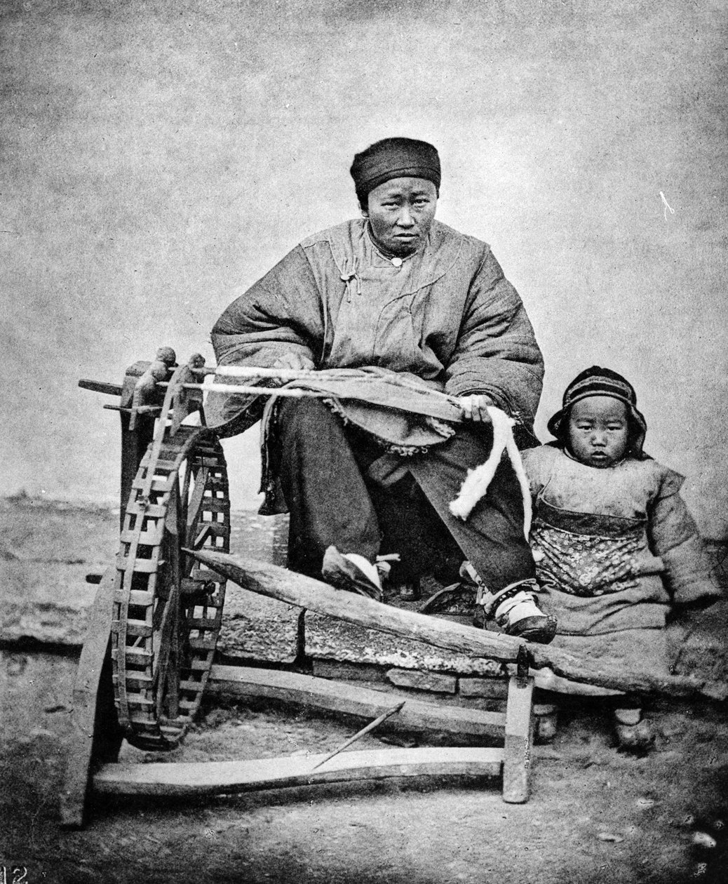 Frau und Kind mit Spinnrad, ca. 1870er Jahre von John Thomson