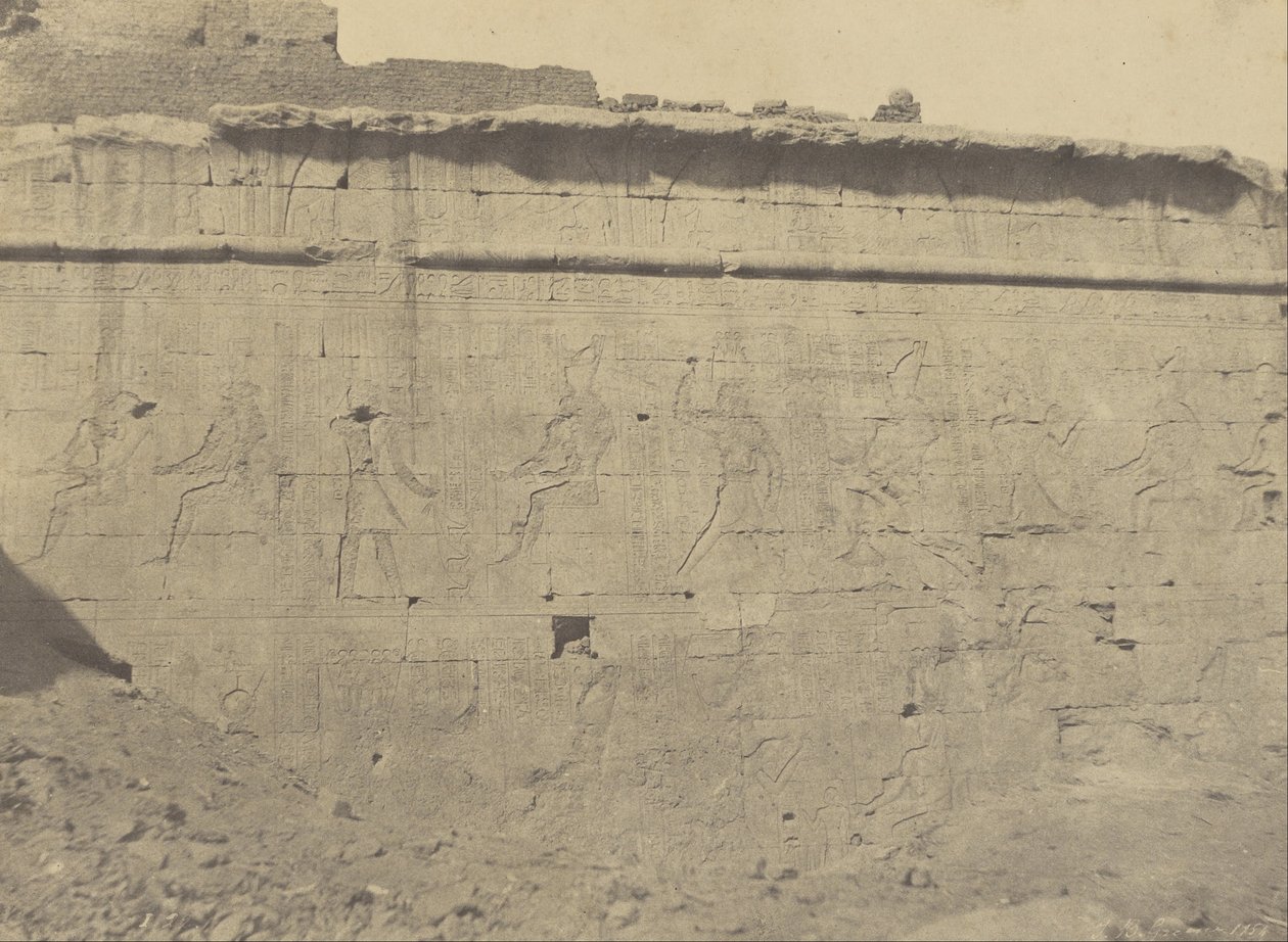 Edfu, Skulpturen und Inschriften der östlichen Fassade der Umfassungsmauer von John Beasly Greene
