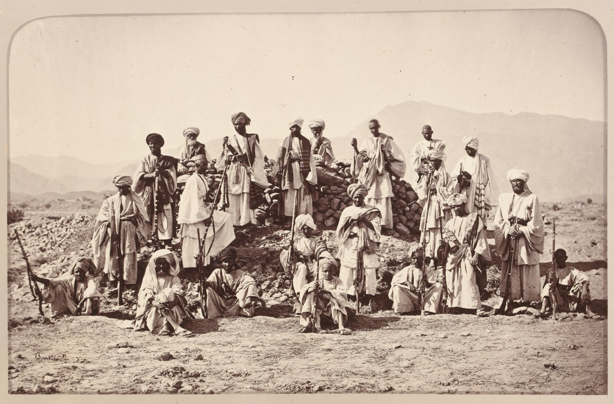 Afridi-Posten in der Nähe von Jumrood, Khyber und Rotass in der Ferne?, ca. 1879 von John Burke