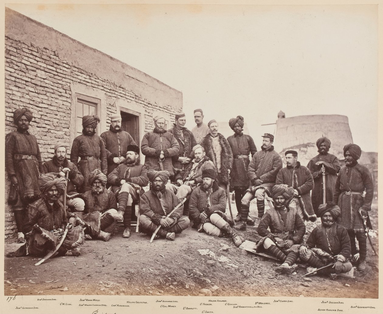 Britische und einheimische Offiziere, 3. Sikhs, 1879 von John Burke
