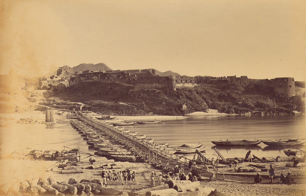 Die Brücke aus Booten und Festung, von Khairabad von John Burke