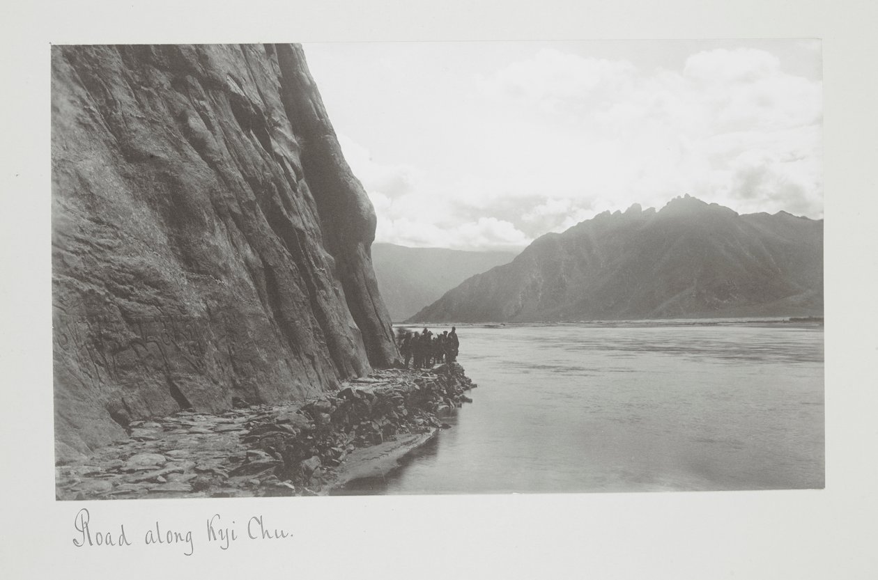 Straße entlang des Kyi Chu, Truppen am Flussufer von John Claude White