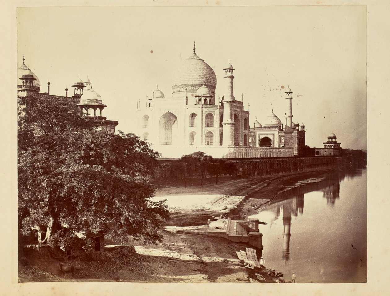 Taj Mahal vom Ufer des Yamuna-Flusses von John Edward Saché