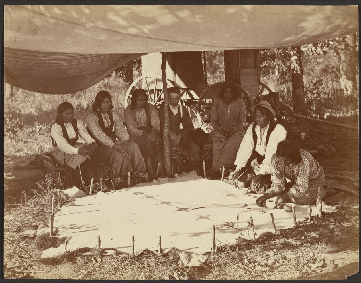Kiowas bemalen ein Gewand / Fort Sill. I.T. von John K. Hillers