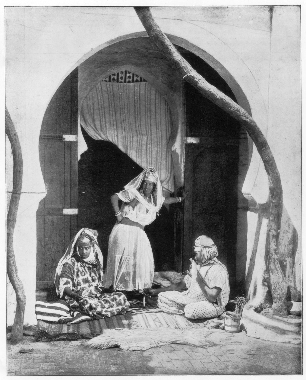 Gruppe von Frauen, Algerien, Afrika von John L. Stoddard