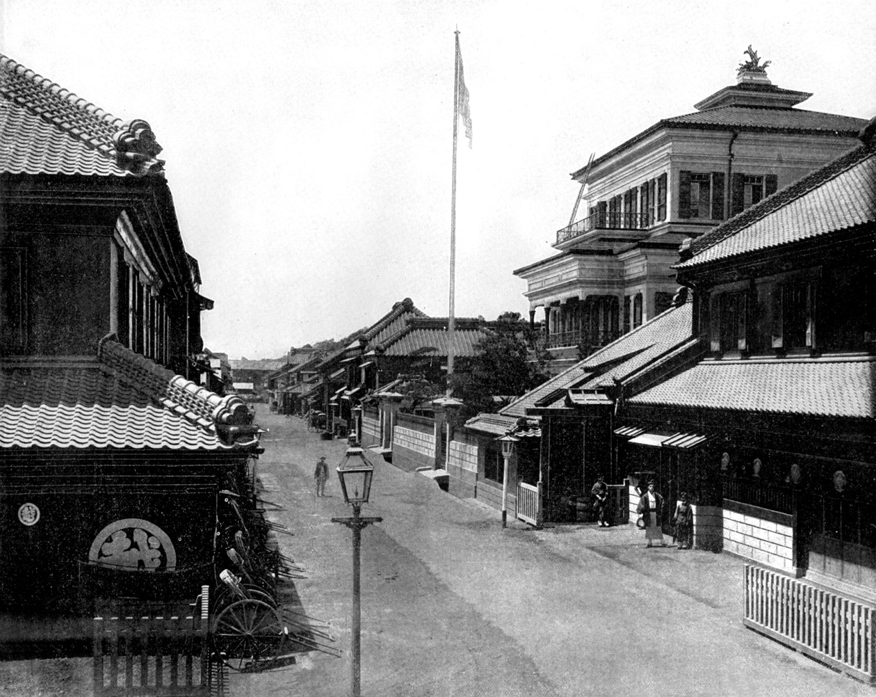 Eine Straße in Tokio, Japan, Foto von John Lawson Stoddard (1850-1931), Reisender und Konferenzredner, Bildungswerk für Chicago von John Lawson Stoddard