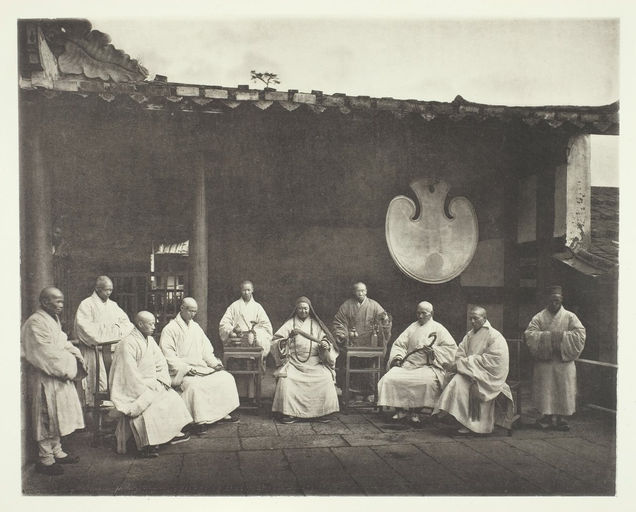 Der Abt und die Mönche von Kushan, ca. 1868 von John Thomson