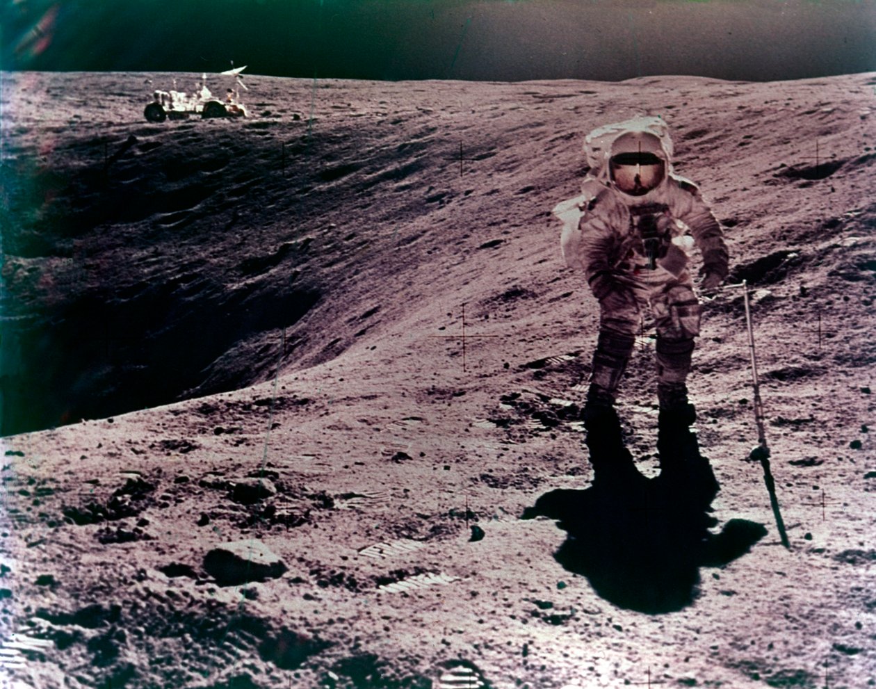 Astronaut Charles Duke an der Descartes-Landestelle, Apollo 16 Mission, April 1972 von John Watts Young