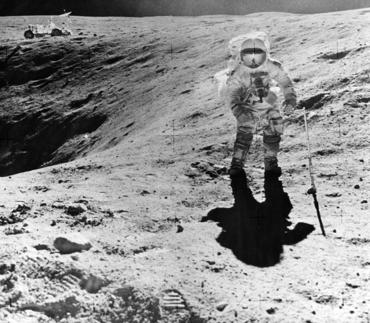 Charles Duke sammelt Proben an der Descartes-Landestelle während der Apollo-16-Mission, 1972 von John Watts Young