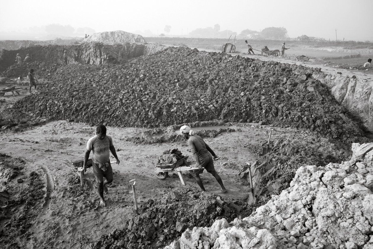 Ziegelfabriken in Kolkata, Indien, 2016 von Jon Nicholson