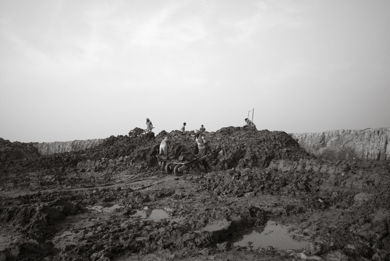 Ziegelfabriken in Kolkata, Indien, 2016 von Jon Nicholson