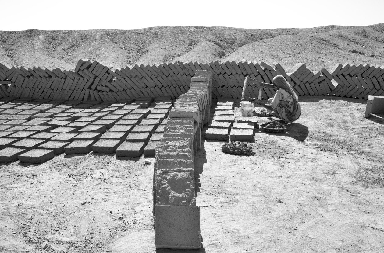 Ziegelfabriken in Rajasthan, Indien, 2016 von Jon Nicholson
