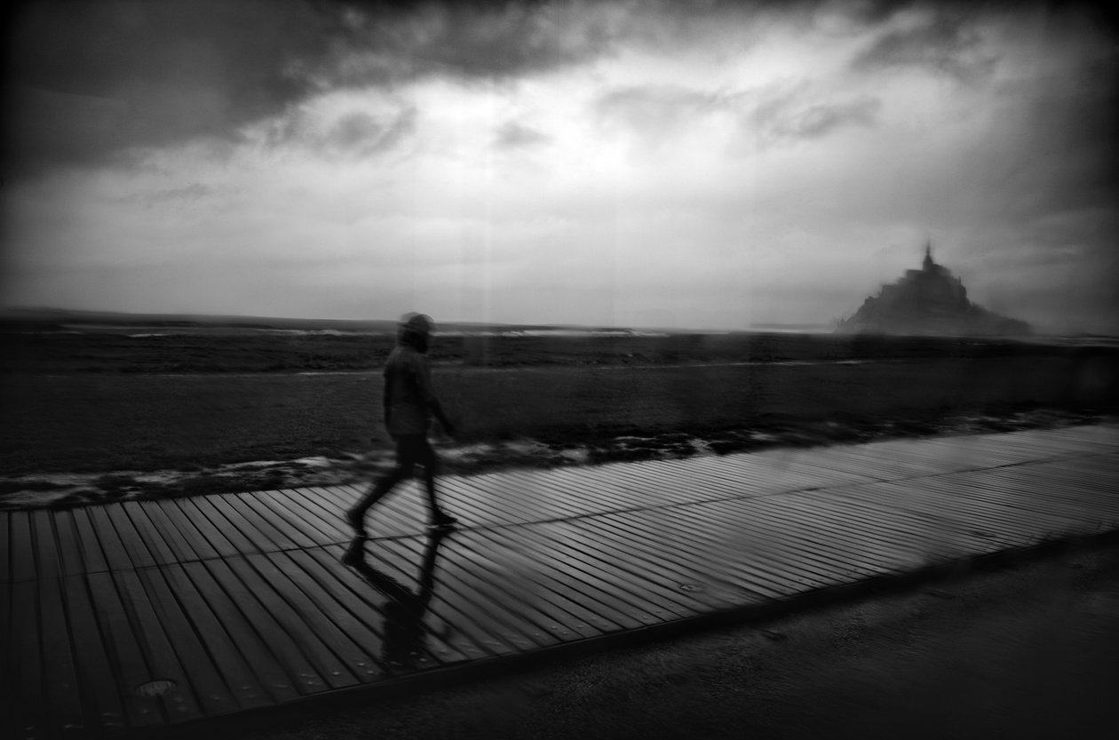 Auf dem Weg nach Mont St Michel, 2022 von Jon Nicholson