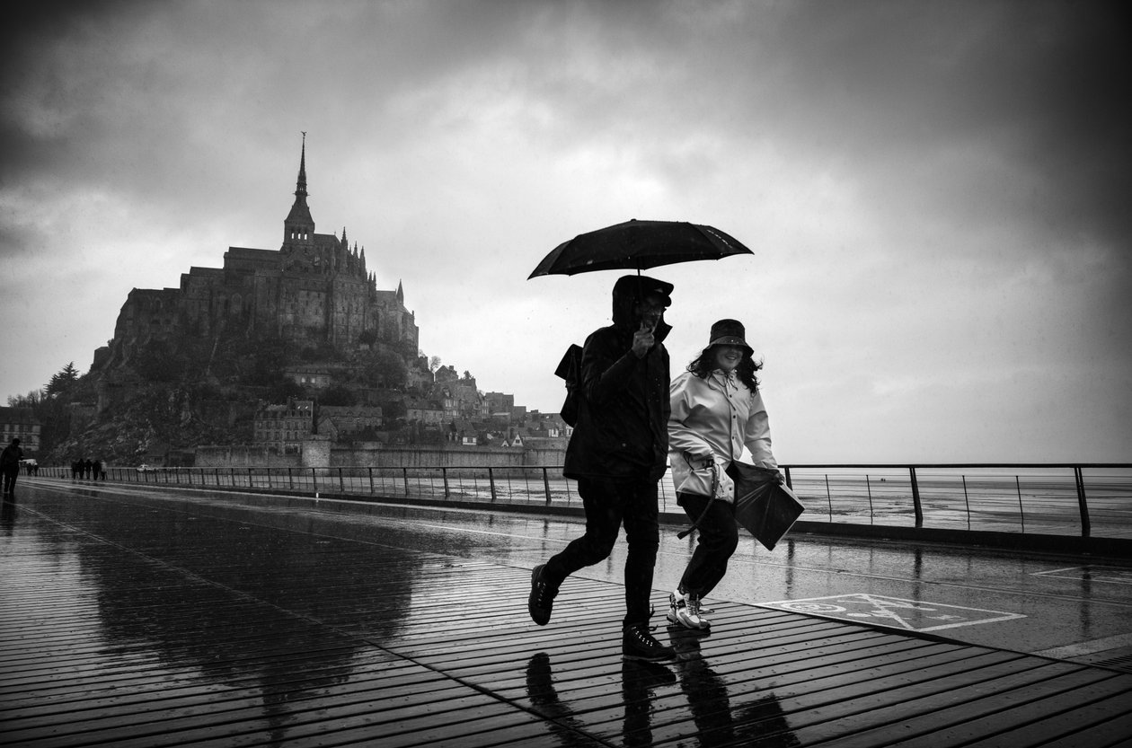 Auf dem Weg nach Mont St Michel, 2022 von Jon Nicholson