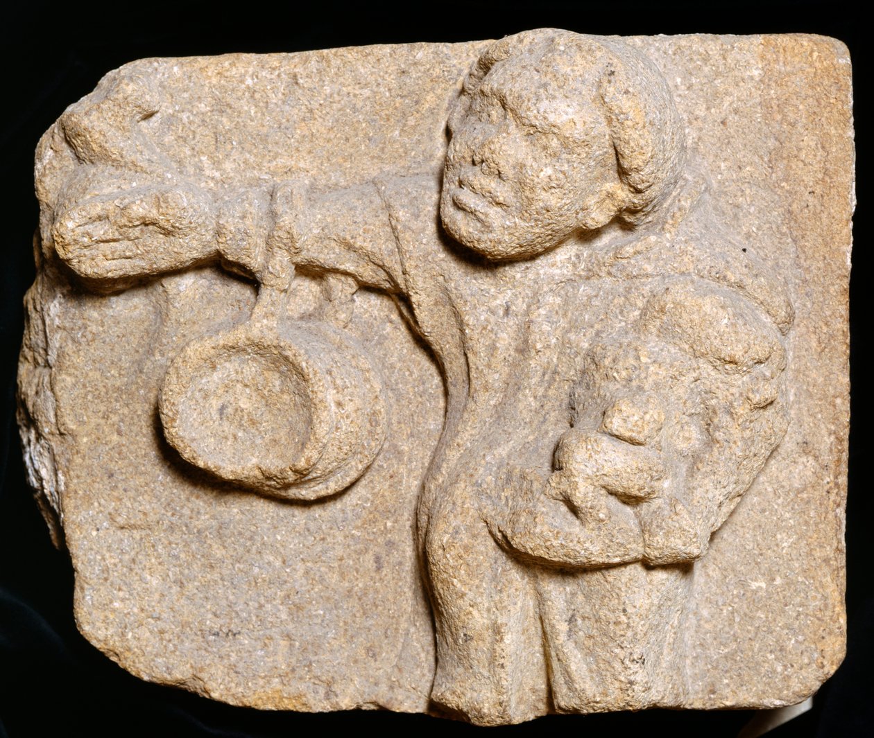 Geschnitzter Stein, der einen Mönch zeigt, der Gegenstände trägt, Muchelney Abbey, Somerset, um 2010 von Jonathan Bailey