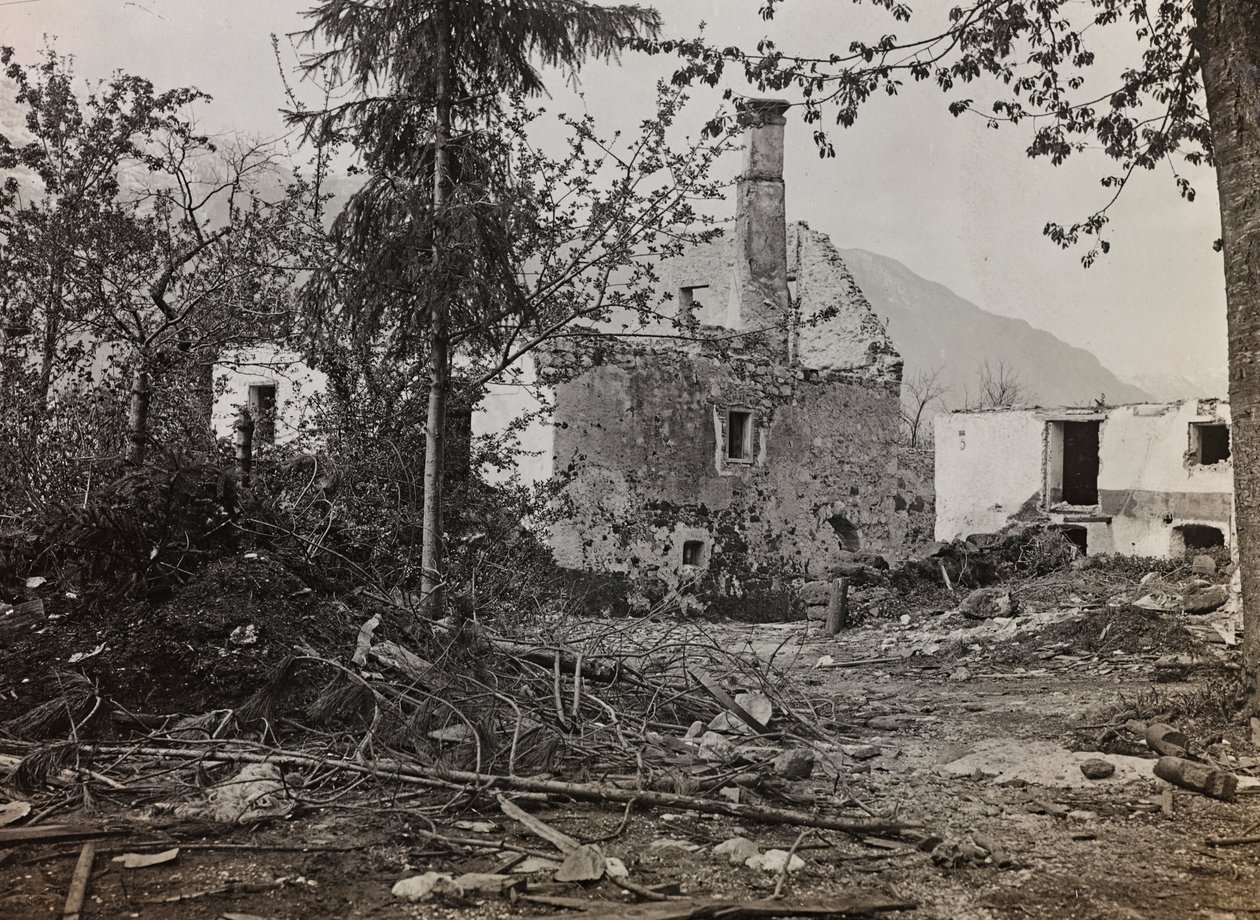 Album "Meine Weltkriegs-Erinnerungen Südwestfront (Kärnten, Italien, Südtirol) 31/03/1915-12/11/1918 - Josef Zohles Wien": Trümmer in Bovec (s/w Foto) von Josef Zohles