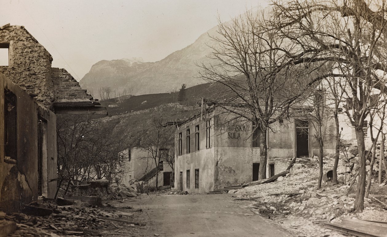Album "Meine Weltkriegs-Erinnerungen Südwestfront (Kärnten, Italien, Südtirol) 31/03/1915-12/11/1918 - Josef Zohles Wien": Trümmer in Bovec (s/w Foto) von Josef Zohles