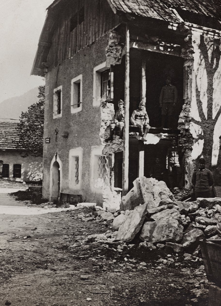 Album "Meine Weltkriegs-Erinnerungen Südwestfront (Kärnten, Italien, Südtirol) 31/03/1915-12/11/1918 - Josef Zohles Wien": Trümmer in Valbruna (s/w Foto) von Josef Zohles