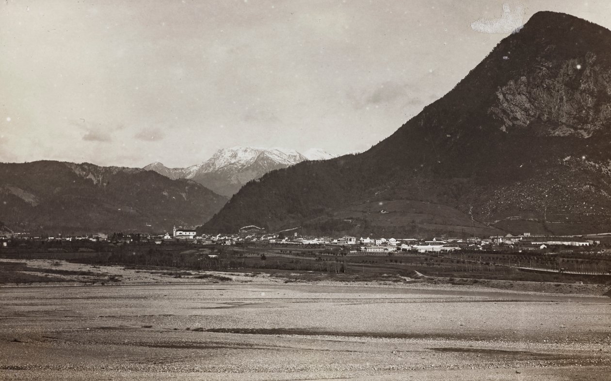 Album "Meine Weltkriegs-Erinnerungen Südwestfront (Kärnten, Italien, Südtirol) 31/03/1915-12/11/1918 - Josef Zohles Wien": Blick auf Tolmezzo (s/w Foto) von Josef Zohles