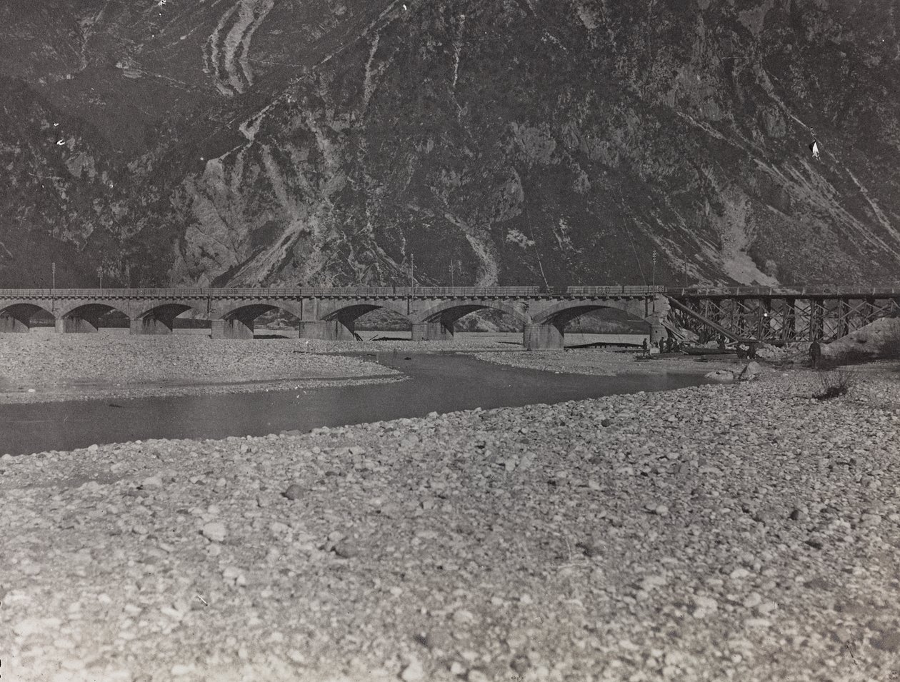 Album "Meine Weltkriegs-Erinnerungen Südwestfront (Kärnten, Italien, Südtirol) 31/03/1915-12/11/1918 - Josef Zohles Wien": Militärbrücke über den Tagliamento (s/w Foto) von Josef Zohles