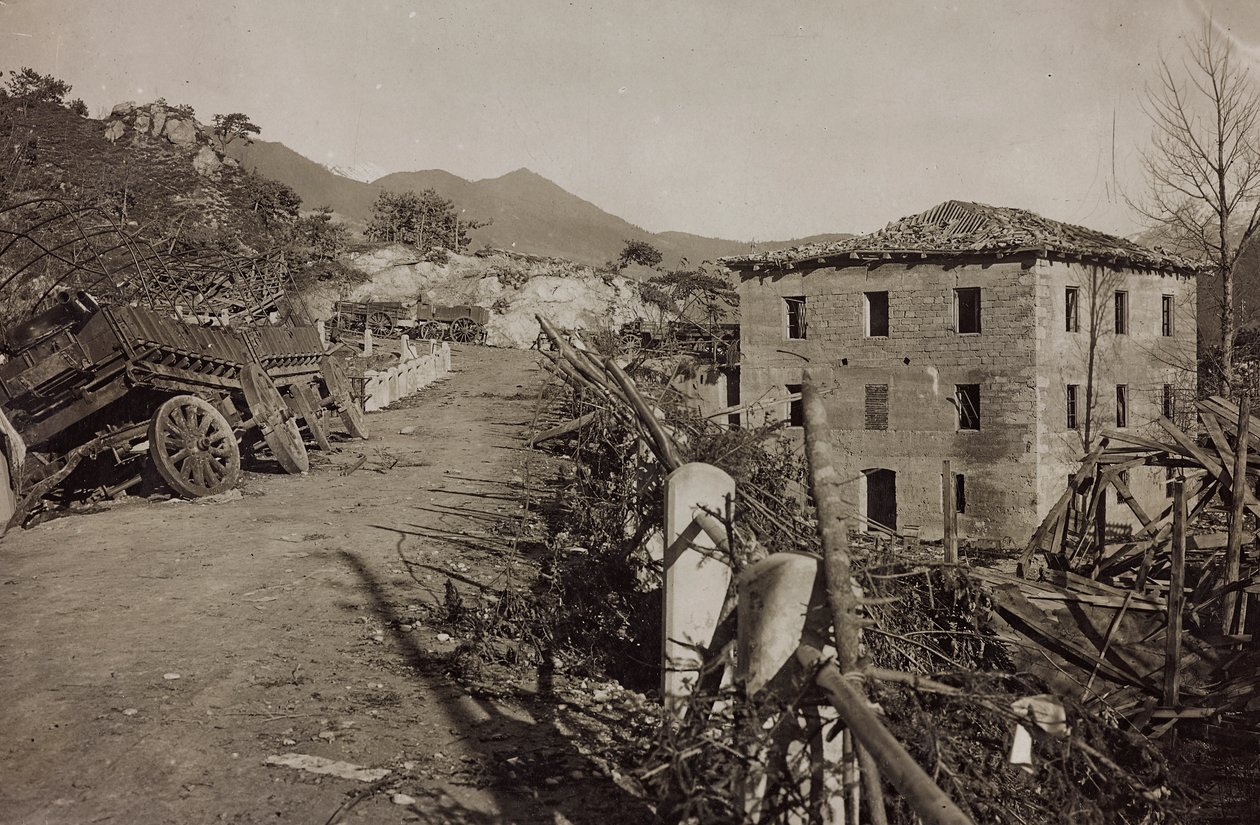 Album "Meine Weltkriegs-Erinnerungen Südwestfront (Kärnten, Italien, Südtirol) 31.03.1915-12.11.1918 - Josef Zohles Wien": Trümmer in Tolmezzo (s/w Foto) von Josef Zohles