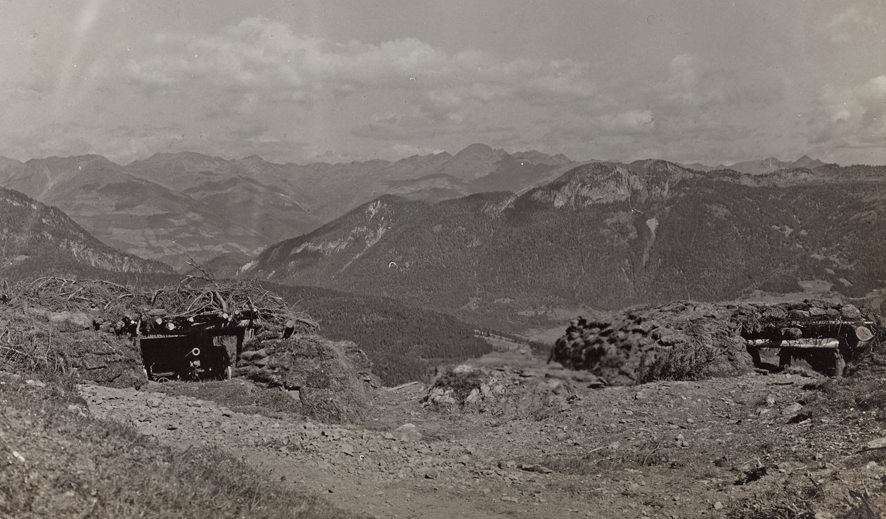 Album "Meine Weltkriegs-Erinnerungen Südwestfront (Kärnten, Italien, Südtirol) 31.03.1915-12.11.1918 - Josef Zohles Wien": Unterstände für Geschütze in den Alpen (s/w Foto) von Josef Zohles