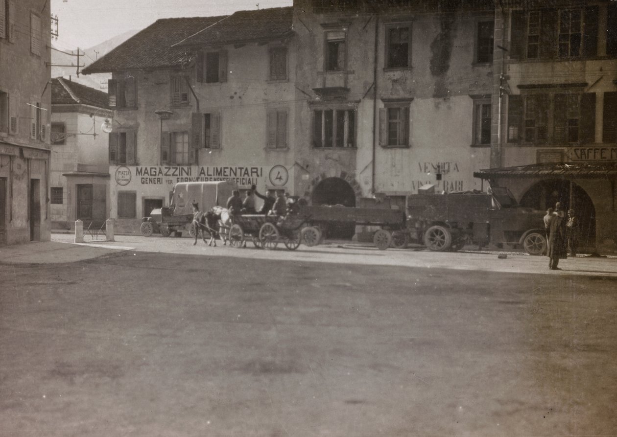 Album "Meine Weltkriegs-Erinnerungen Südwestfront (Kärnten, Italien, Südtirol) 31.03.1915-12.11.1918 - Josef Zohles Wien": Militärfahrzeuge auf einem Platz (s/w Foto) von Josef Zohles