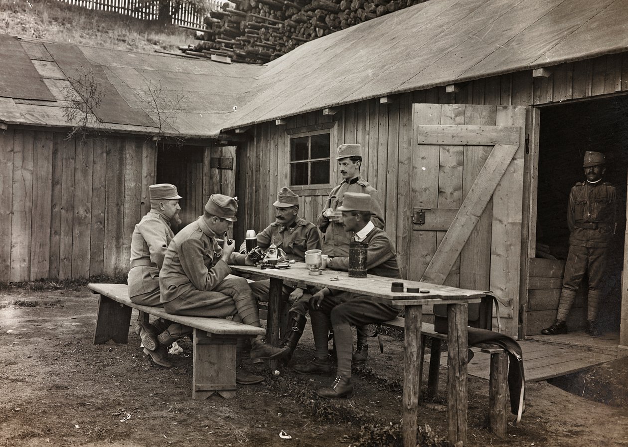 Album "Meine Weltkriegs-Erinnerungen Südwestfront (Kärnten, Italien, Südtirol) 31.03.1915-12.11.1918 - Josef Zohles Wien": Soldaten während einer Pause (s/w Foto) von Josef Zohles