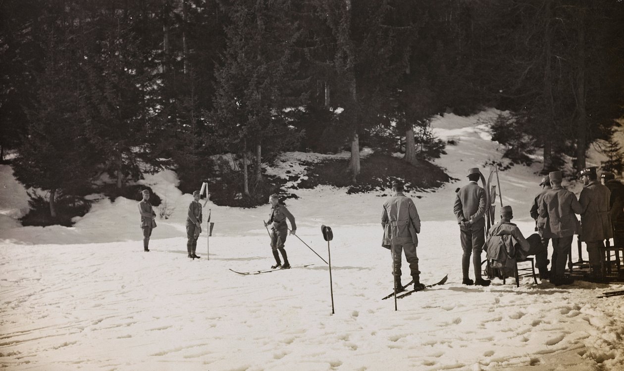 Album "Meine weltkriegs - Erinnerungen Südwestfront (Kärnten, Italien, Südtirol) 31/03/1915-12/11/1918 - Josef Zohles Wien": Soldaten auf Skiern (s/w Foto) von Josef Zohles