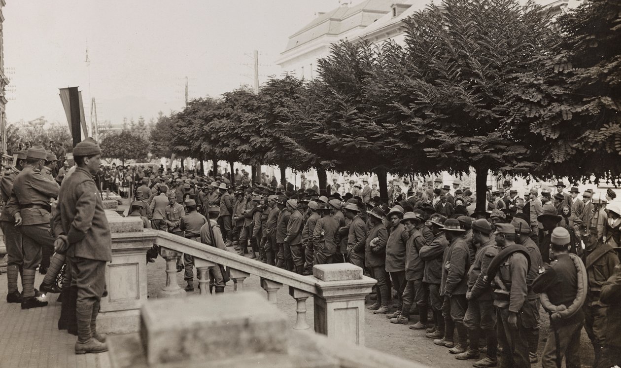 Album "Meine Weltkriegs-Erinnerungen Südwestfront (Kärnten, Italien, Südtirol) 31/03/1915-12/11/1918 - Josef Zohles Wien": Soldaten mit vielen Gefangenen von Josef Zohles