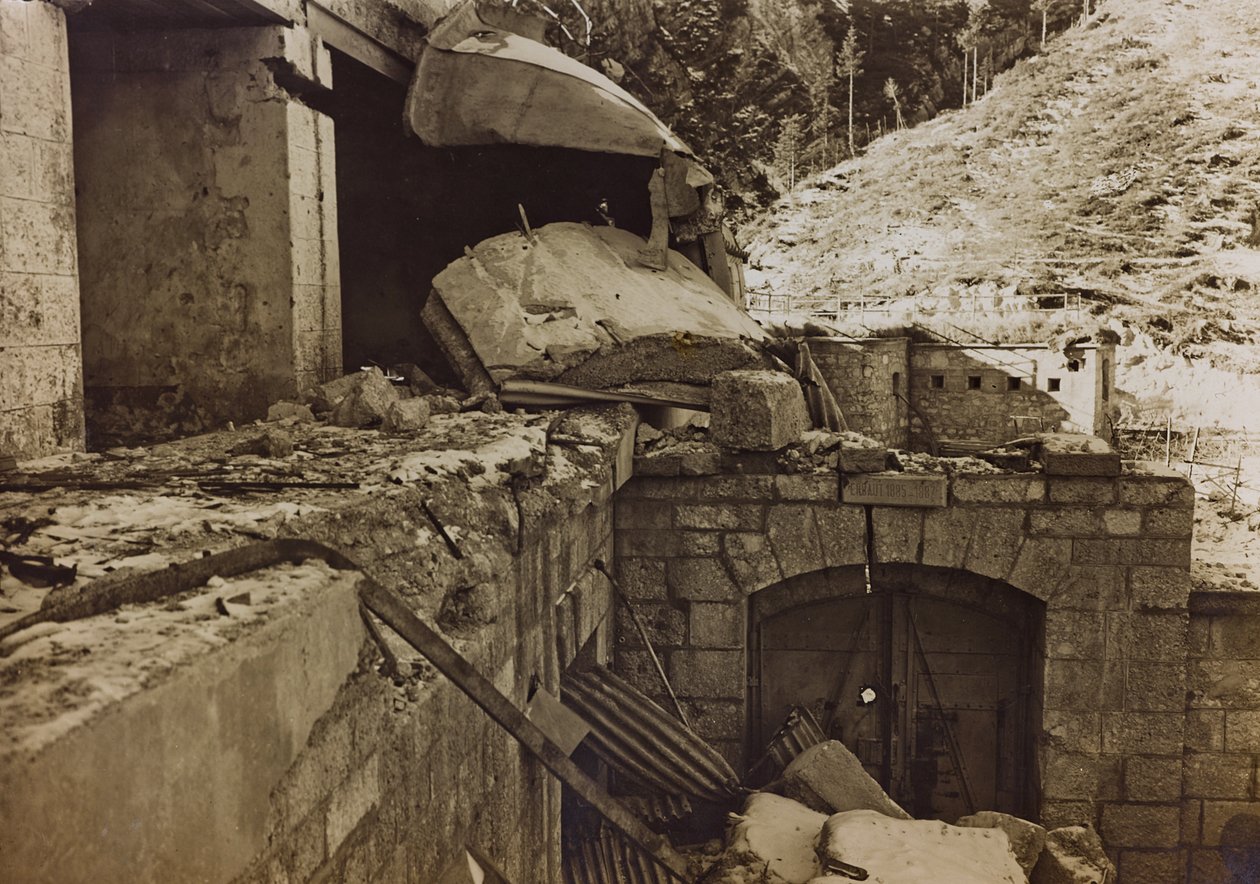 Album "Meine Weltkriegs-Erinnerungen Südwestfront (Kärnten, Italien, Südtirol) 31.03.1915-12.11.1918 - Josef Zohles Wien": Trümmer einer Fabrik von Josef Zohles