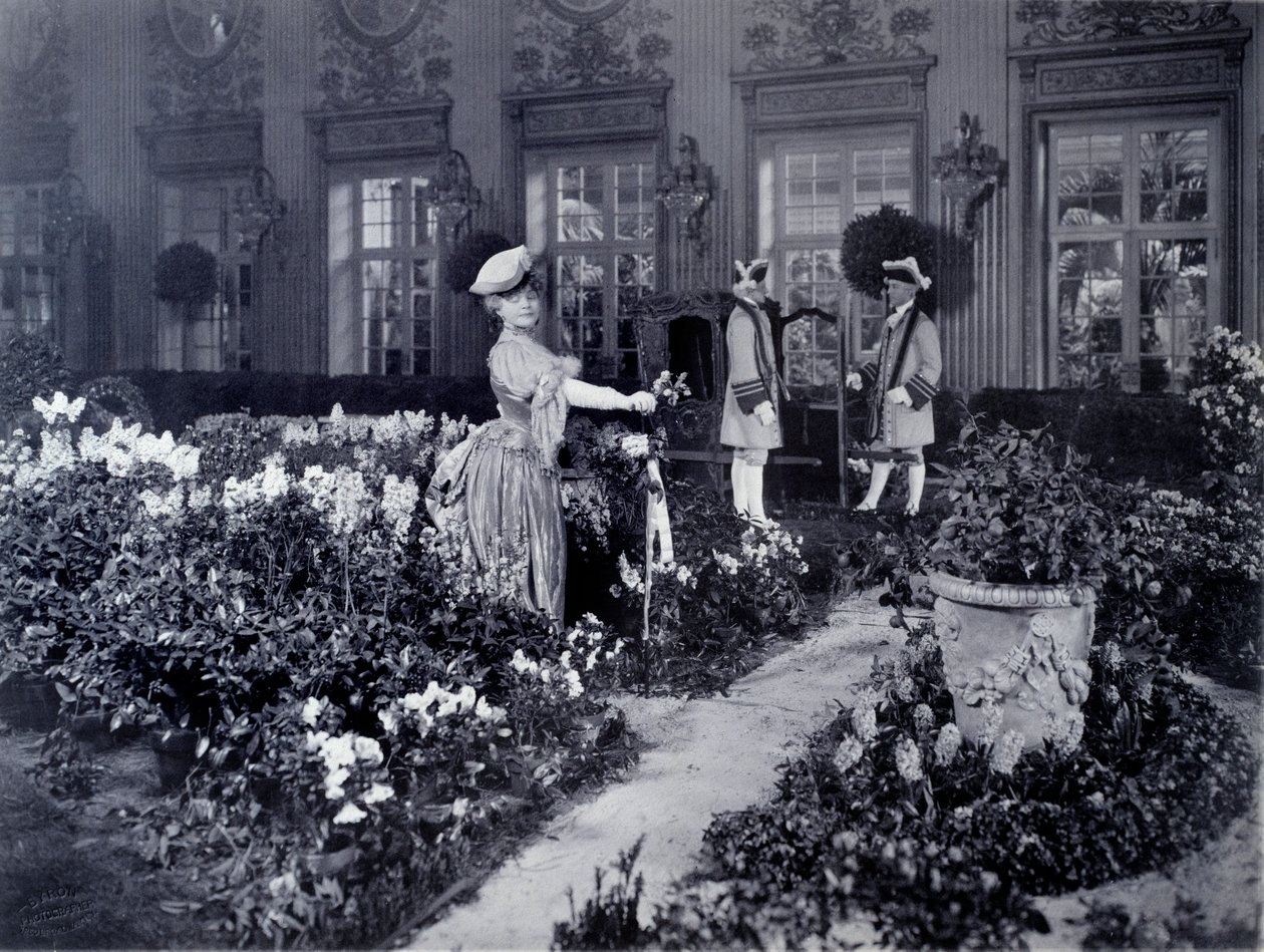 Rejane (Gabrielle Charlotte Reyu) (1856-1920), französische Komödiantin, die in einem Stuhl ankommt, um ein Ballkostüm in New York im Jahr 1905 zu tragen von Joseph Byron