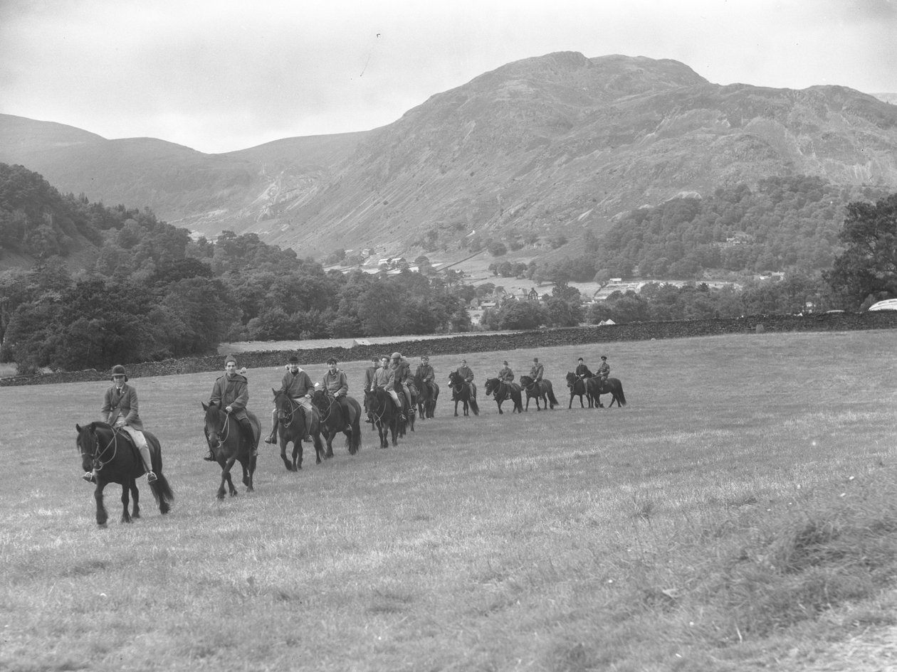 Eine Gruppe von Männern, die in einer Reihe auf Ponys wandern, mit Hügeln im Hintergrund von Joseph Hardman