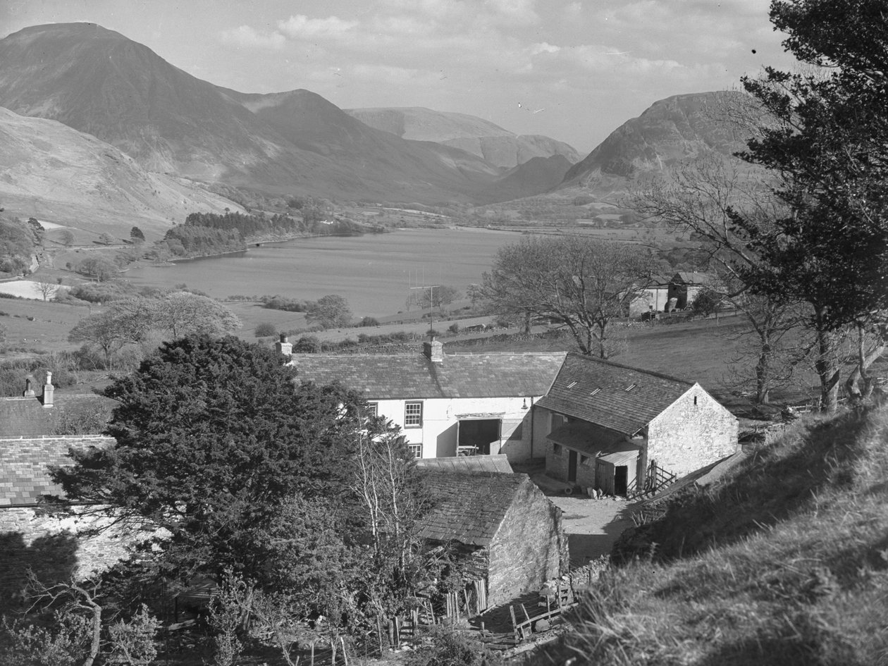 Blick auf einen Bauernhof im Vordergrund und einen See und Hügel im Hintergrund von Joseph Hardman