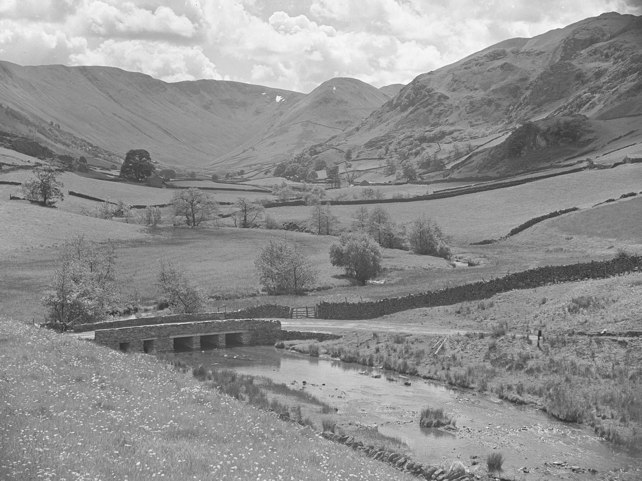 Brücke über einen Fluss umgeben von Hügeln in Martindale von Joseph Hardman