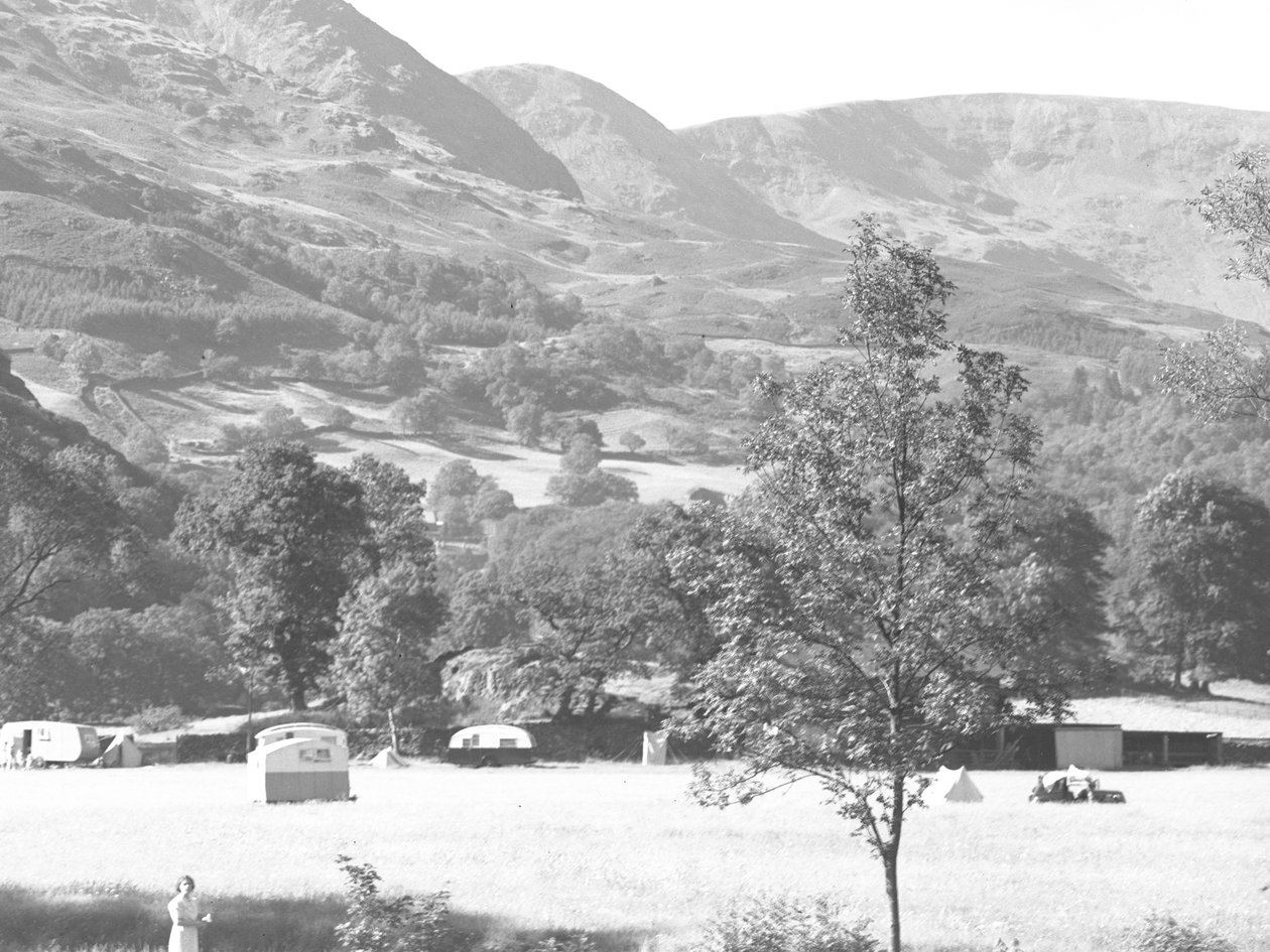 Wohnwagen geparkt am Fuße der Hügel, Rydal von Joseph Hardman