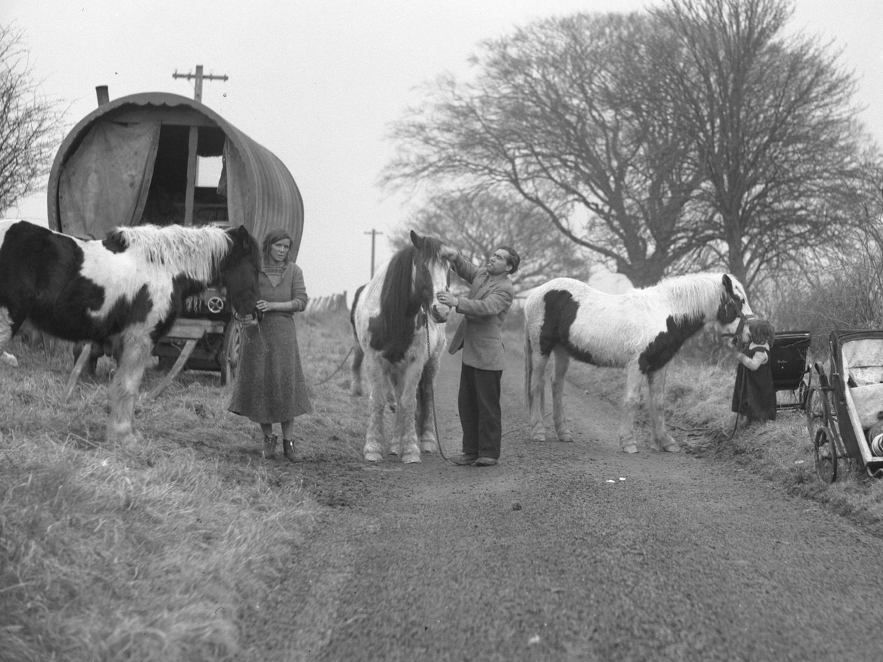 Planwagen am Straßenrand mit Zigeunern und Pferden von Joseph Hardman