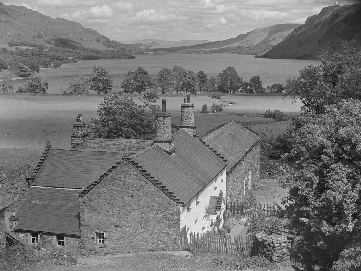Haus im Vordergrund mit Blick auf Ullswater dahinter von Joseph Hardman