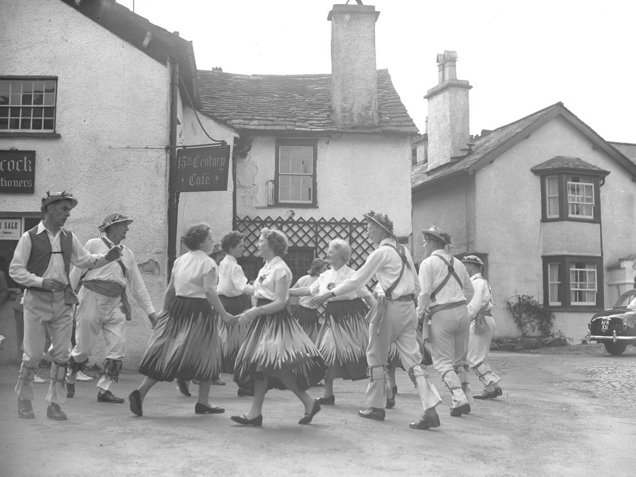 Männer und Frauen tanzen in Hawkshead mit Schild für 