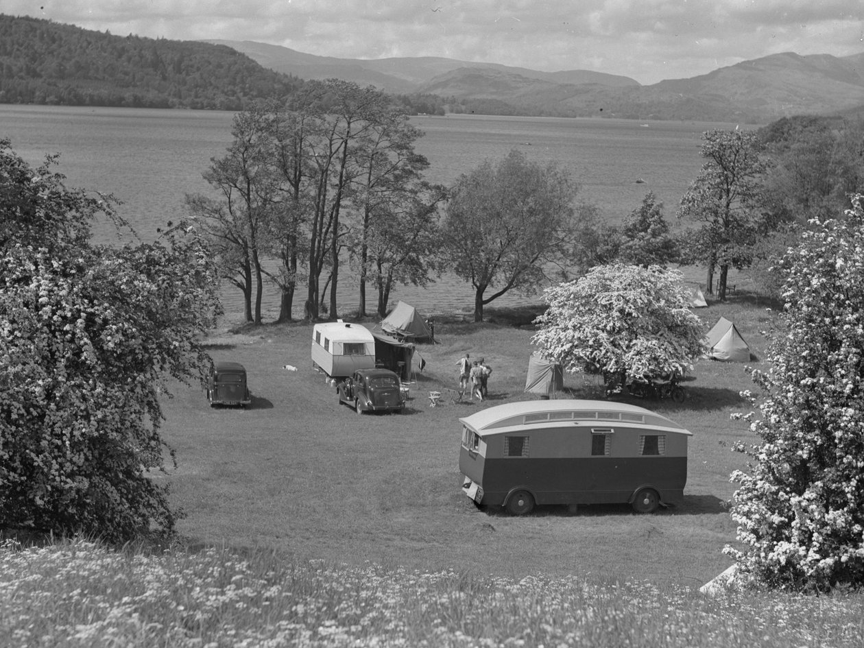 Zelte und Wohnwagen auf einem Feld bei Wastwater, See und Hügel im Hintergrund von Joseph Hardman