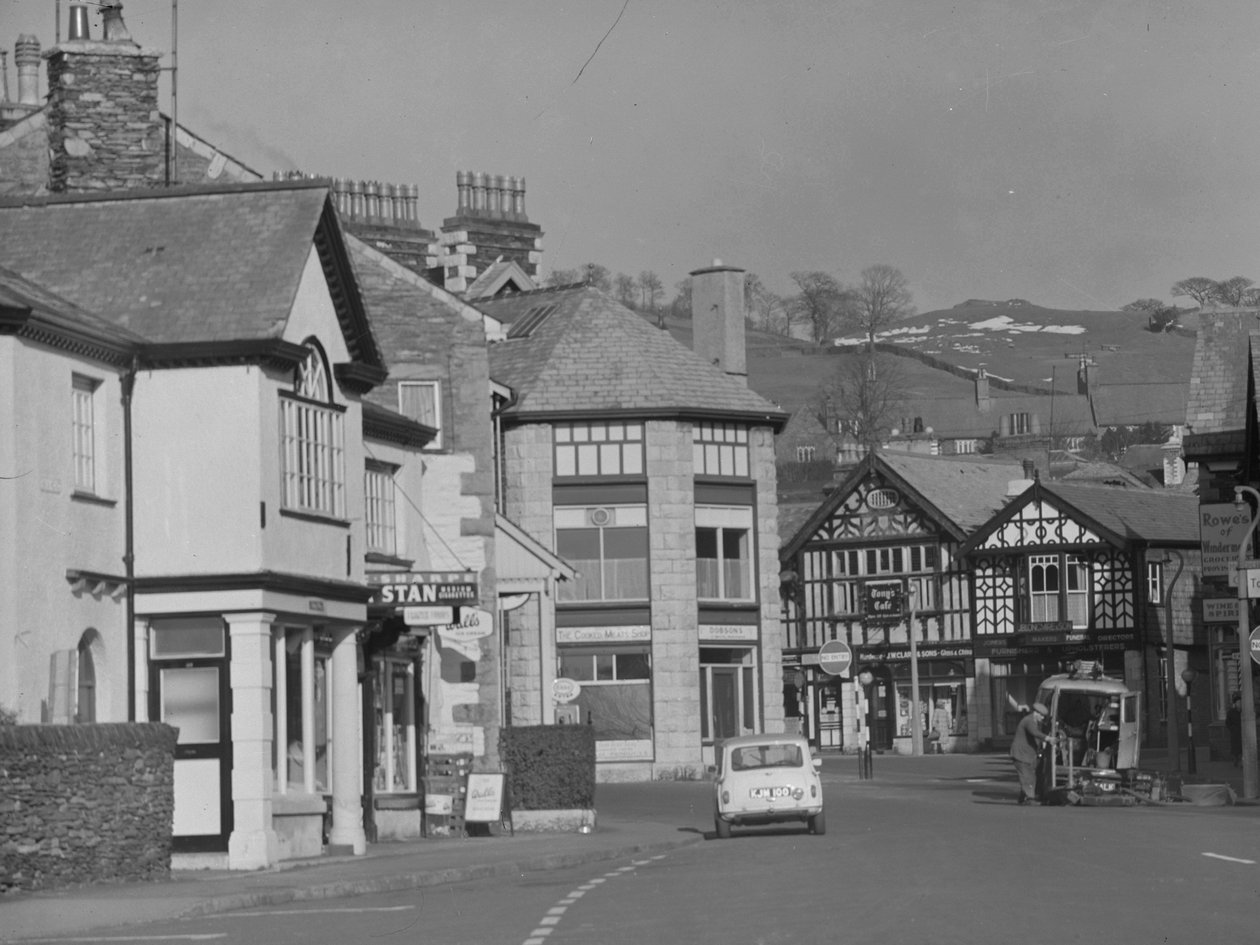 Straßenansicht in Windermere mit Mini auf der Straße von Joseph Hardman