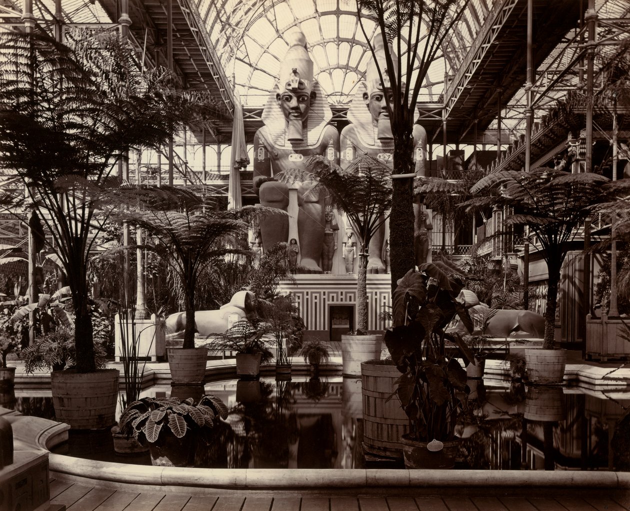 Der Kristallpalast in London: Innenansicht des nördlichen Querschiffs, ca. 1870 von Joseph Paxton
