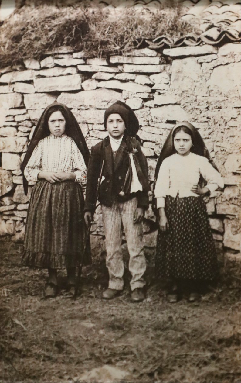 Heiligtum von Fatima. Lucia dos Santos und ihre Cousins Francisco und Jacinta Marto. Unsere Liebe Frau von Fatima. Portugal. von Joshua Benoliel