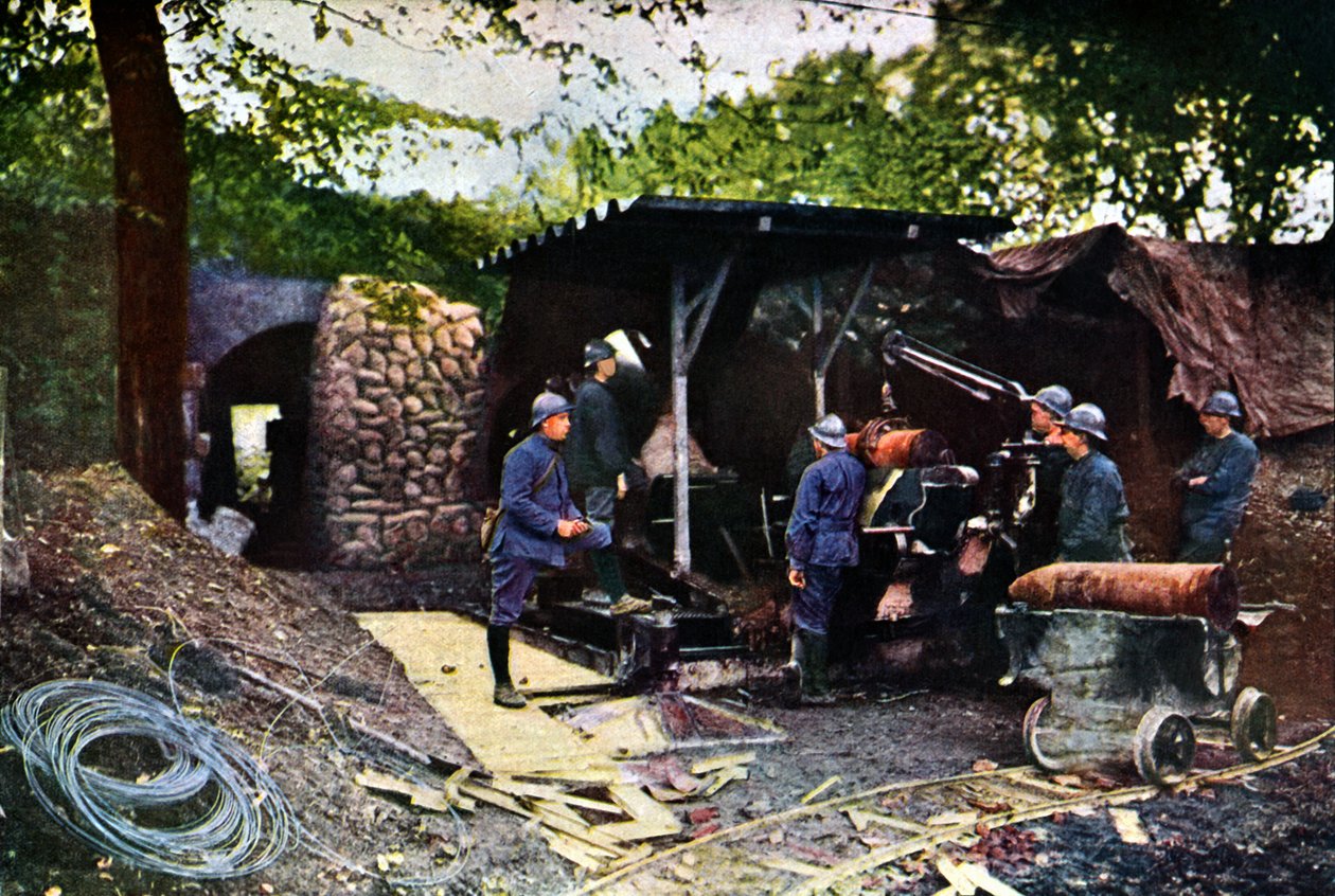 Eine französische Batterie schwerer Geschütze unter Tarnnetz hinter einer Mauer, Verdun, September 1916 von Jules Gervais Courtellemont
