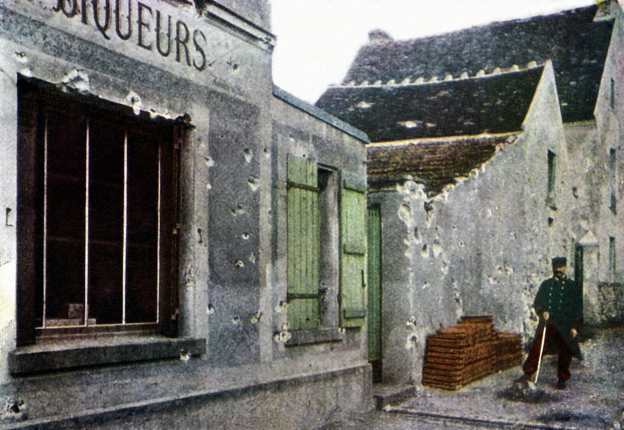 Ein französischer Soldat räumt in der Stadt Barcy in der Nähe von Meaux während der Schlacht an der Marne östlich von Paris auf, September 1914 von Jules Gervais Courtellemont