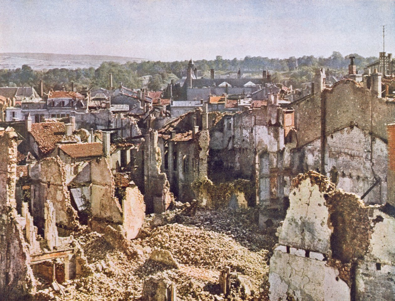 Ruinen von Verdun nach 8 Monaten Bombardierung, 1916-17 (nach einem Farbfoto) von Jules Gervais Courtellemont