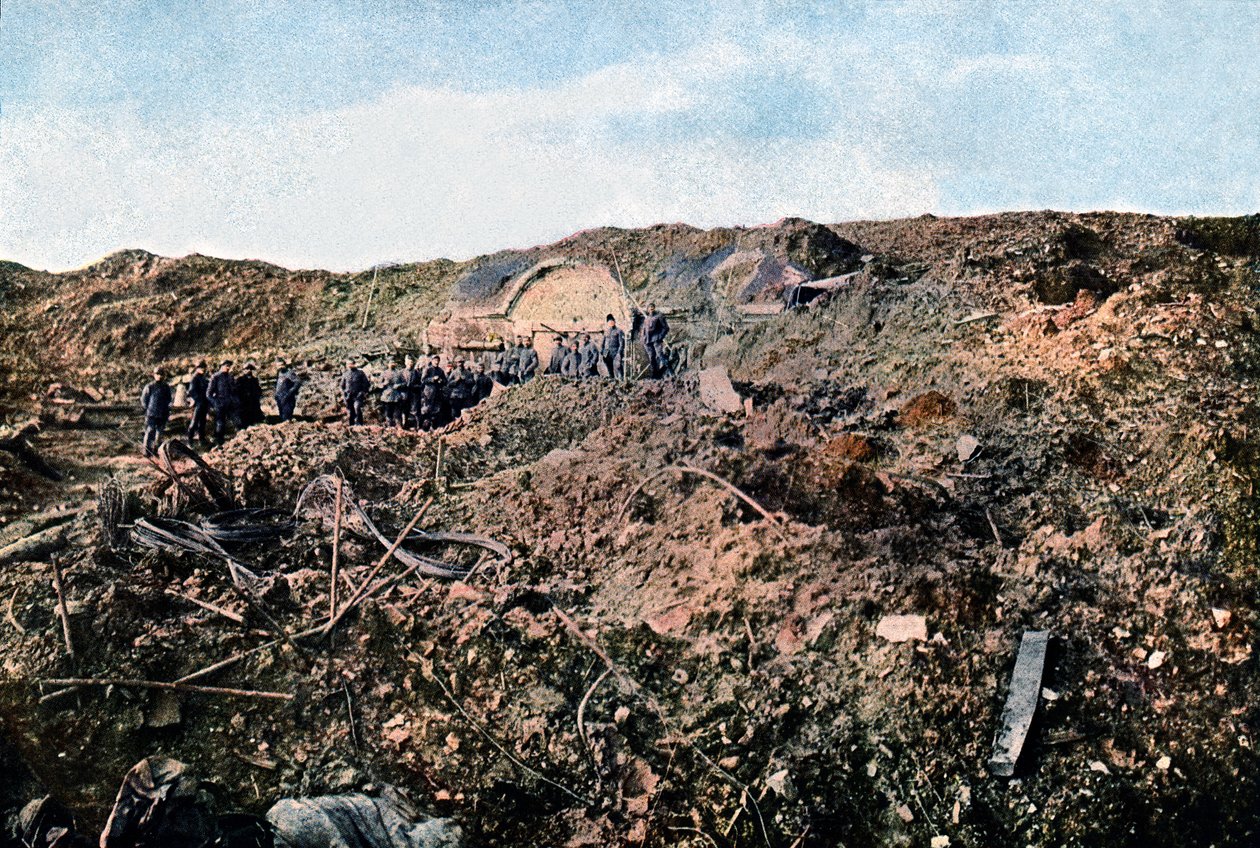Soldaten im Fort de Souville, das von deutscher Artillerie zerstört wurde, September 1916 von Jules Gervais Courtellemont