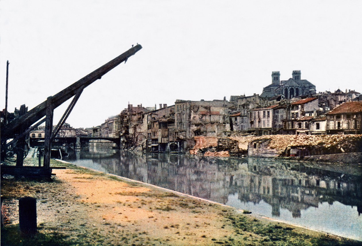 Die Maas und Verdun mit schwer beschädigten Gebäuden entlang des Flusses, September 1916 von Jules Gervais Courtellemont