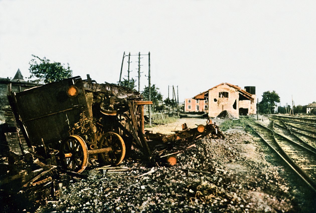 Der beschädigte Bahnhof von Dombasle-en-Argonne westlich von Verdun, September 1916 von Jules Gervais-Courtellemont
